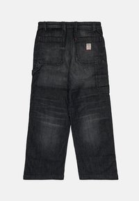 Pantaloni in denim nero con una vestibilità ampia, caratterizzati da numerose tasche, cuciture in vista e un'etichetta vicino alla vita. Tessuto strutturato con scoloriture.