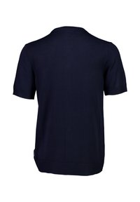 Mörkblå kortärmad polo skjorta gjord av slätt material. Har en ribbad krage och nederkant, med subtil textur och en etikett på sidan.