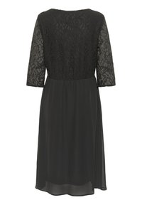 Rochie neagră cu un corset din dantelă și mâneci trei sferturi, fustă fluidă cu o textură fină și decolteu rotund.