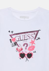 Weißes Baumwoll-T-Shirt mit pinkem Grafikdesign, Herzen, einem Diamanten, Sonnenbrille und dem Text "I LOVE ME" und "GUESS U.S.A."