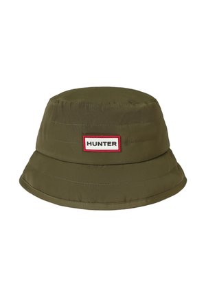 Chapeau bob vert olive avec des panneaux cousus et un patch blanc rectangulaire portant la mention « HUNTER » entourée de rouge à l'avant.