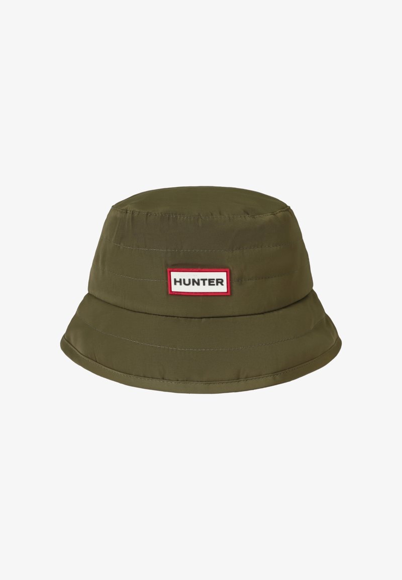Chapeau bob vert olive avec des panneaux cousus et un patch blanc rectangulaire portant la mention « HUNTER » entourée de rouge à l'avant.
