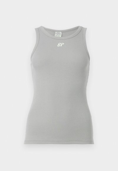 Graues, geripptes Tanktop mit rundem Ausschnitt und ärmellosem Design. Mit kleinem weißen Logo auf der Vorderseite. Glatter, dehnbarer Stoff.