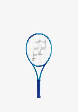 Raqueta de tenis azul con un grip azul oscuro y un patrón negro en forma de "P" formado por las cuerdas en el centro de la cabeza de la raqueta.