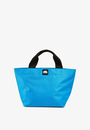 Borsa shopper blu realizzata in materiale resistente con manici in tessuto nero, caratterizzata da una toppa quadrata con logo sul davanti. Design compatto e strutturato.