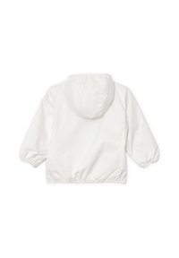 Giacca bianca con cappuccio, realizzata in materiale leggero, presenta polsini elasticizzati e un orlo arricciato per una vestibilità comoda. Texture liscia e lucida.