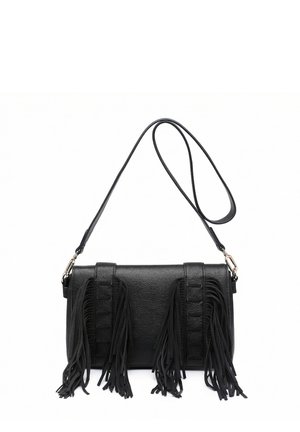 Sac à bandoulière en cuir noir avec longues franges et sangle réglable sur fond blanc.