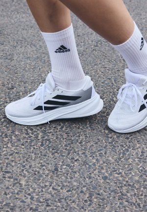 SUPERNOVA RISE 2 - Løpesko for vei - footwear white/core black/crystal white