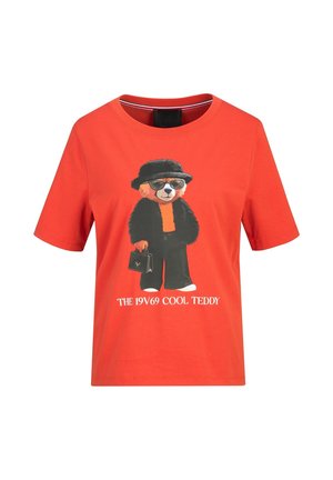 Oranje T-shirt met korte mouwen met een teddybeer die zwarte zonnebril, een zwarte hoed en jas draagt, en een kleine handtas vasthoudt, met tekst eronder.