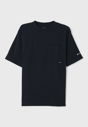 T-shirt en coton noir à manches courtes, avec un col rond et une poche poitrine. Possède un petit logo sur la manche et une texture lisse.