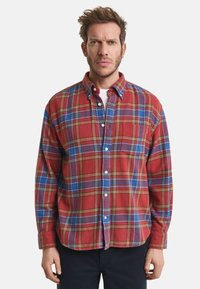 Rot-blau kariertes Flanellhemd mit Button-Down-Kragen, langen Ärmeln und einer Fronttasche. Es hat eine weiche Textur und sichtbare Nähte.