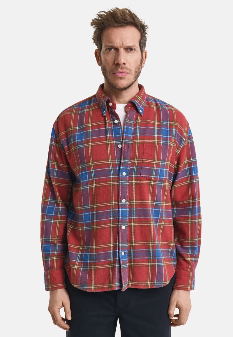 Rot-blau kariertes Flanellhemd mit Button-Down-Kragen, langen Ärmeln und einer Fronttasche. Es hat eine weiche Textur und sichtbare Nähte.