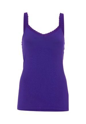 Fioletowa kobieca koszulka bez rękawów z koronkowym wykończeniem przy okrągłym dekolcie i ramiączkach, prezentowana na jednolitym białym tle.