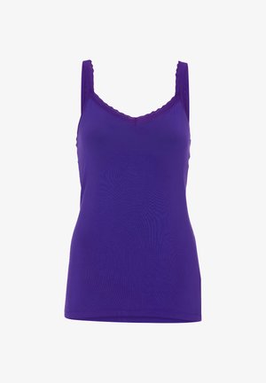 Fioletowa kobieca koszulka bez rękawów z koronkowym wykończeniem przy okrągłym dekolcie i ramiączkach, prezentowana na jednolitym białym tle.