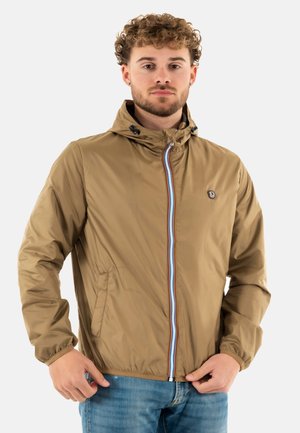 Giacca a vento khaki con cappuccio, dotata di una cerniera frontale con accenti blu e rossi, e polsini elastici. Vestibilità slim con tasche laterali.