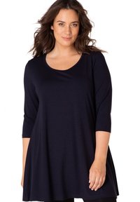 Marineblauw tuniektop in zachte stof, met een ronde halslijn, driekwartmouwen en een A-lijn silhouet met een comfortabele pasvorm.