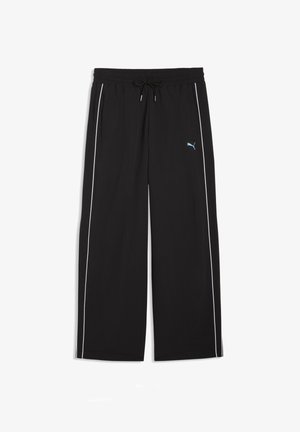 Czarne spodnie o luźnym kroju z elastycznym pasem i sznurkiem, białe paski po bokach, kieszenie z przodu oraz małe niebieskie logo Puma na lewej udzie.