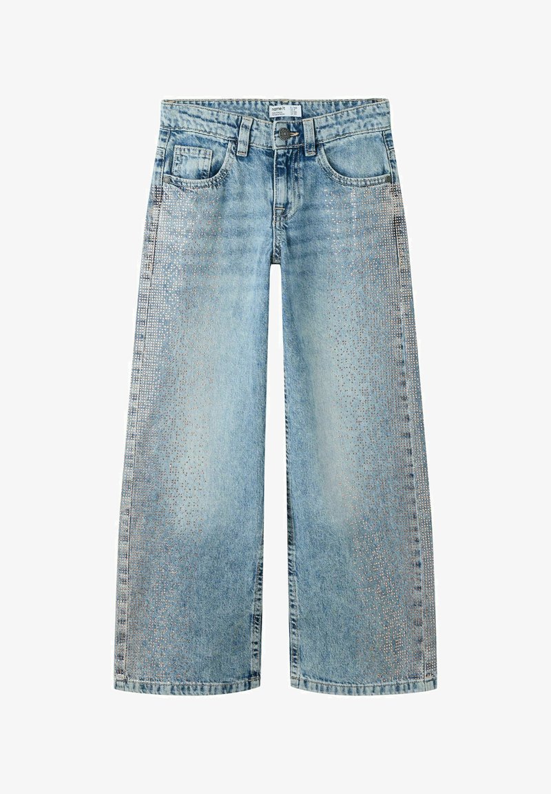 Jean large bleu clair avec design cinq poches et détails subtils en strass argentés sur les panneaux avant.