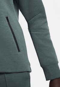 Nike Sportswear Sweater met rits - deep jungle black