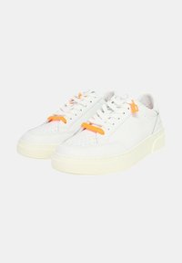 Sneakers in pelle bianca con lacci arancioni e linguetta a contrasto, caratterizzati da una punta perforata, una suola spessa color crema e un collare imbottito.