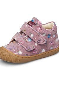 Růžová textilní bota s květinovými vzory, dvěma suchými zipy, hnědou gumovou podrážkou, zaoblenou špičkou a měkkým podšívkou.