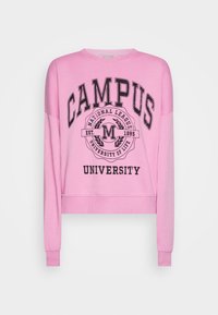 Sudadera rosa de manga larga, con un gráfico negro que dice "CAMPUS UNIVERSITY" y un logotipo circular decorativo. Tejido suave, diseño cropped.