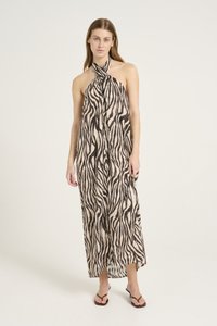 Rochie maxi cu guler halter, prezentând un model cu dungi zebra în nuanțe de bej și negru. Fabricată dintr-un material ușor, cu un croi fluid și lejer.