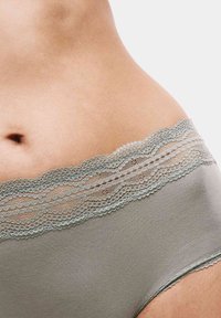 Slip grigio a vita alta con un bordo di pizzo scallopato in vita, tessuto morbido e design aderente.