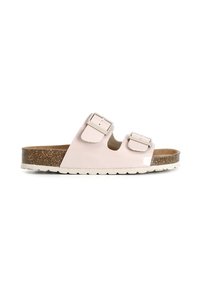 Rosa lackad slide sandal med två justerbara spännen, korkfotbädd och vit gummisula. Platt design med utskurna sidor för andningsförmåga.