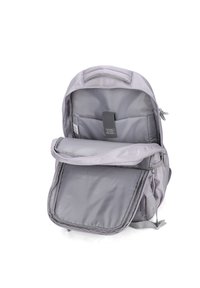 Zaino viola chiaro realizzato in un tessuto resistente, dotato di più scomparti, tra cui una tasca principale con zip e un interno imbottito.