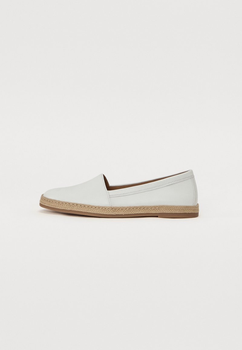 Chaussure blanche en cuir à enfiler avec bordure en jute tressé sur la semelle et semelle extérieure en caoutchouc plat, vue de profil sur fond blanc.