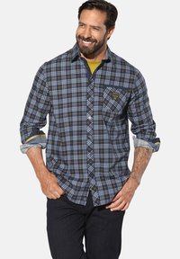 Herren Langarm-Hemd im karierten Design mit blauem, gelbem und schwarzem Muster; verfügt über eine Brusttasche und kontrastierende Ärmelbündchen. Aus Baumwolle gefertigt.