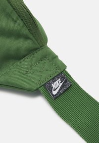 Nike Sportswear HERITAGE WAISTPACK UNISEX - Bolsa de cintura - treeline