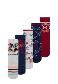 Fünf Paar Baumwollsocken mit Harry-Potter-Designs: Streifen, Hogwarts-Wappen, Brille, Blitzsymbole und Dobby-Illustration in verschiedenen Farben.