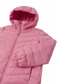 Różowa kurtka puchowa z kapturem, diagonalnym pikowaniem i elastycznymi mankietami. Zamek błyskawiczny z przodu oraz gładki, lekki materiał.