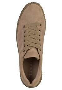 Hellbraune Wildledersneaker mit runder Zehenpartie, strukturierter Oberfläche und flachen Schnürsenkeln durch Metallösen. Gummisohle mit strukturiertem Rand.