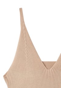 Top in maglia a costine beige con spalline sottili e scollatura a V profonda; il tessuto presenta un motivo testurizzato che crea interesse visivo.