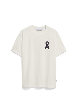 Witte katoenen t-shirt met korte mouwen, voorzien van een donkerblauw logo op de linkerborst. Eenvoudige, klassieke snit. Zachte textuur.