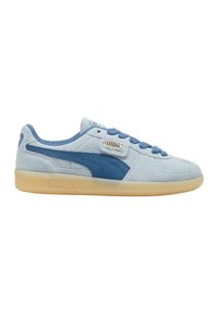 Baskets en daim bleu clair avec des accents bleu foncé, semelle en caoutchouc, design à lacets et un patch logo arborant "PUMA" et "Palermo" sur le côté.