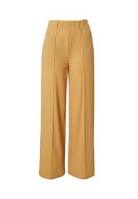 Wijdvallende broek in een lichte mosterdkleur. Gemaakt van een textuurstof met een hoge tailleband en voorplooien voor extra detail.