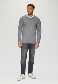 s.Oliver MIT LOGO-STICKEREI - Strickpullover - grau