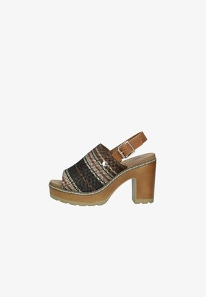 Scarpa slip-on a strisce marroni e nere, con punte ampie aperte, cinturino regolabile alla caviglia e tacco spesso. Tessuto testurizzato e suola in gomma.