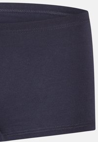 Pantaloni shorts blu navy in tessuto elasticizzato, con una texture liscia e una vita elastica. Design semplice senza motivi o accenti visibili.