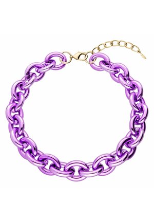 Bracelet en chaîne métallique violette avec des maillons surdimensionnés entrelacés. Présente un fermoir doré et une chaîne d'extension pour une longueur ajustable.