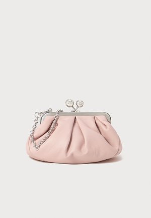 Rosa Leder-Clutch mit einem gerafften Design, Metallrahmen, zwei runden Verschlüssen und einem silbernen Kettenriemen. Glatte Textur, kompakte Form.