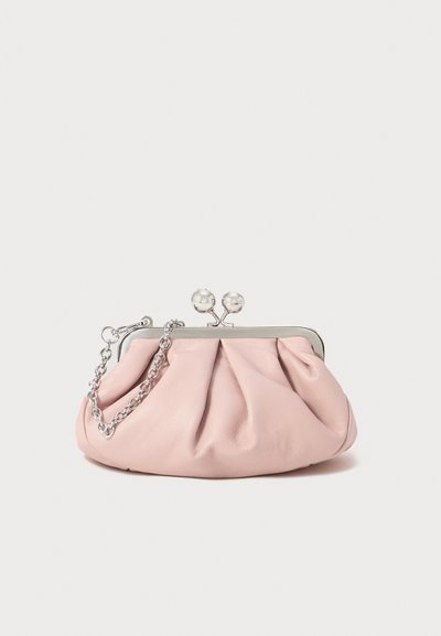 Roze leren clutch tas met een geplooid ontwerp, metalen frame, twee ronde sluitingen en een zilveren schouderband. Gladde textuur, compacte vorm.