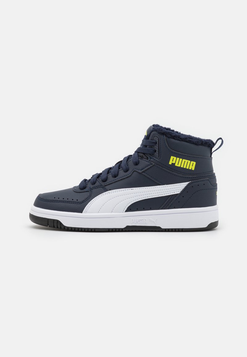 Sneaker alte in pelle blu navy con accenti bianchi. Presentano una tomaia testurizzata, colletto imbottito e un prominente logo giallo del marchio sul lato.