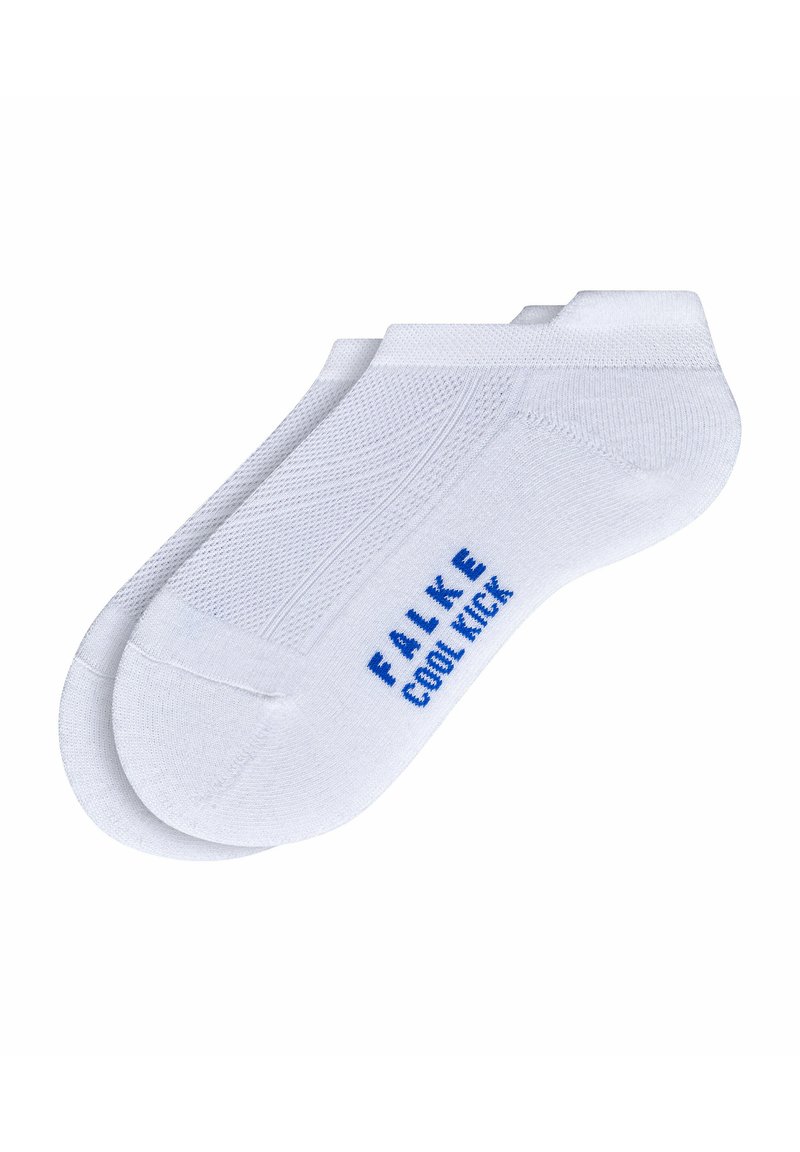 Białe skarpetki niskie, wykonane z oddychającego materiału, z teksturowanym wzorem i niebieskim logo "FALKE COOL KICK" po boku.