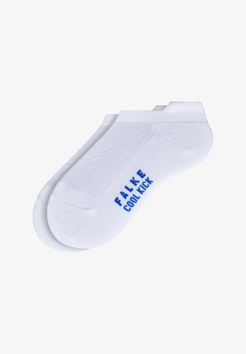Weiße, knöchelhohe Socken aus atmungsaktivem Material, mit einem strukturierten Muster und blauer "FALKE COOL KICK"-Branding an der Seite.