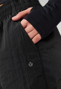Even&Odd active MID RISE PARACHUTE JOGGERS WITH ADJUSTABLE CUFFED ANKLE
 - Pantalon classique - black